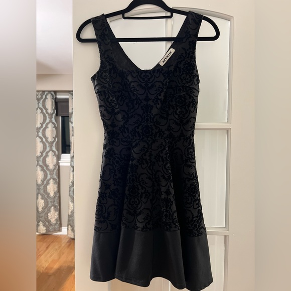 Beautiful black velvet dress for winter! - Picture 2 of 3